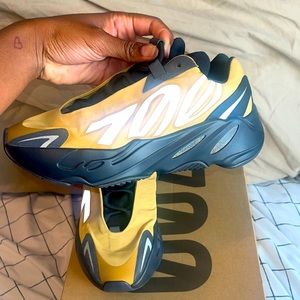 Yeezy flux (yellow and black) worn once great conditions!